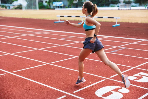 Uzaktan çalışan bir motive sporcumuz arkadan görünüm