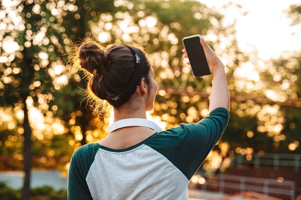Χαρούμενη Κοπέλα Ακουστικά Λαμβάνοντας Μια Selfie Ενώ Στέκεται Στο Πάρκο — Φωτογραφία Αρχείου