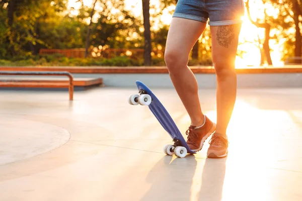 Beskuren Bild Ung Flicka Som Står Med Skateboard Park — Stockfoto
