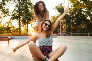 Eğlenceli bir kaykay parkı üzerinde sürme sırasında iki dostu genç kız orgazm