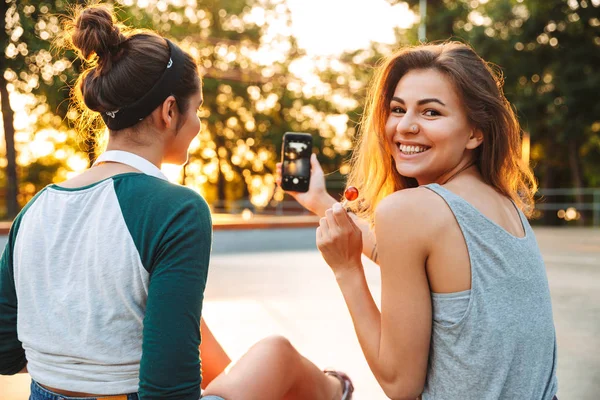 Due Giovani Ragazze Sorridenti Divertono Mentre Siedono Fanno Selfie Parco — Foto Stock