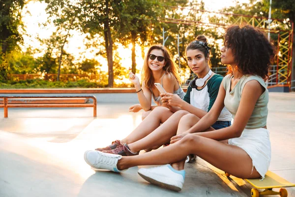 Trois Jolies Jeunes Filles Amusent Asseyant Avec Skateboard Parc — Photo