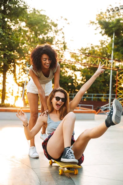 Duas Jovens Excitadas Divertindo Enquanto Cavalgam Skate Parque — Fotografia de Stock