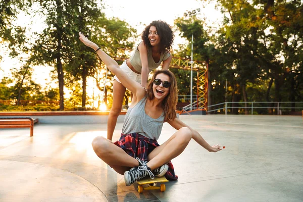 Zwei Positive Junge Mädchen Haben Spaß Beim Skateboardfahren Park — Stockfoto