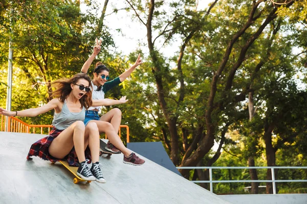 Dos Jóvenes Excitadas Divirtiéndose Mientras Montan Monopatín Parque Rampa —  Fotos de Stock