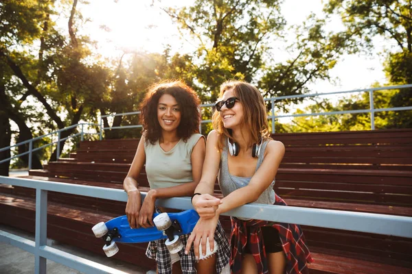 Twee Jonge Meisjes Glimlachend Met Skateboard Samen Plezier Het Park — Stockfoto