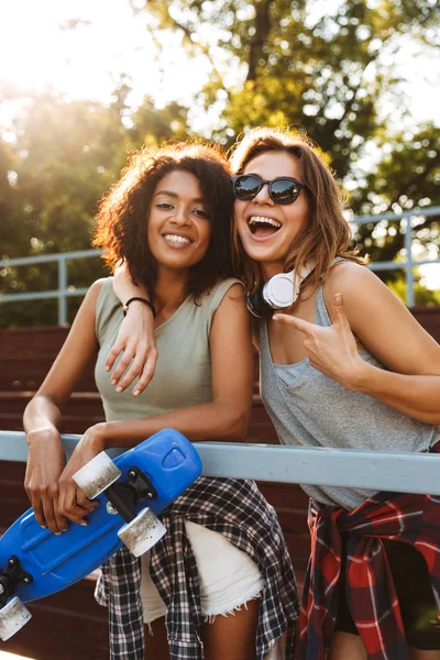 Dos Niñas Alegres Con Monopatín Divertirse Juntos Parque —  Fotos de Stock