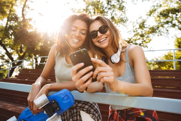 Genç Kız Selfie Birlikte Parkta Çekerken Eğleniyor Kaykay Ile Heyecanlı — Stok fotoğraf