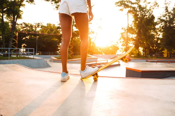 Bijgesneden Foto Van Jonge Vrouw Buitenshuis Met Skateboard — Stockfoto