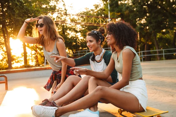 Imagen Joven Feliz Mujer Tres Amigos Aire Libre Con Monopatín —  Fotos de Stock