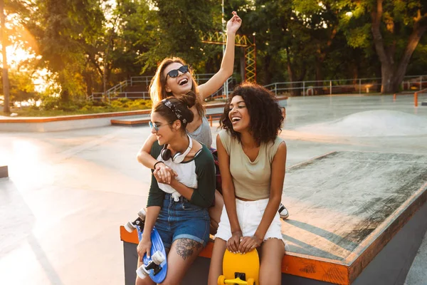 Tres Chicas Muy Jóvenes Riendo Divirtiéndose Con Patinetas Parque — Foto de Stock