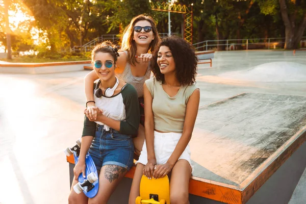 Three Cheerful Pretty Young Girls Having Fun Skateboards Park — Stock Photo, Image
