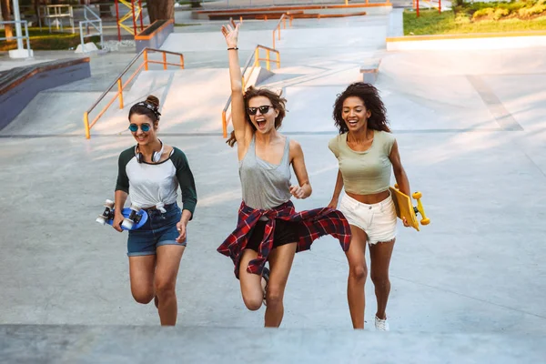 Τρεις Ευτυχισμένος Νεαρά Κορίτσια Skateboards Τρέξιμο Στο Πάρκο — Φωτογραφία Αρχείου