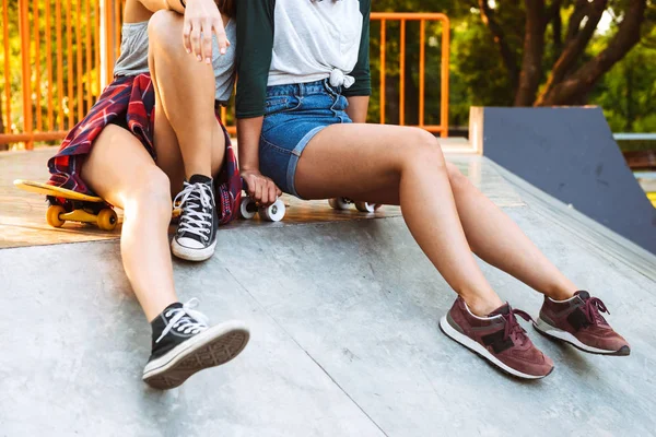 Imagen Recortada Dos Chicas Jóvenes Divirtiéndose Mientras Montan Monopatines Parque — Foto de Stock