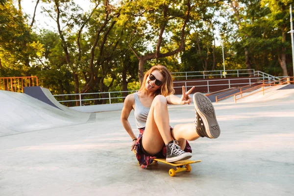 快乐的女孩骑在一个滑板在公园 — 图库照片