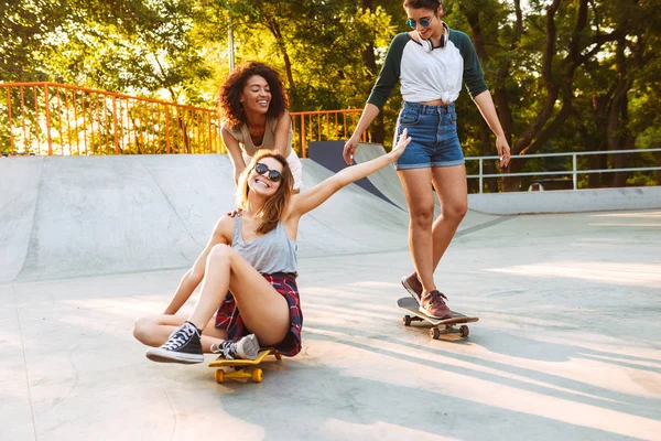 Mosolygó Fiatal Lányok Gördeszka Szórakozik Együtt Park Három — Stock Fotó
