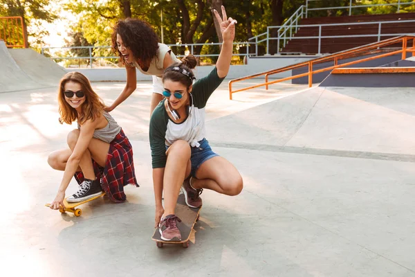 Tre Giovani Ragazze Allegre Con Skateboard Divertirsi Insieme Parco — Foto Stock
