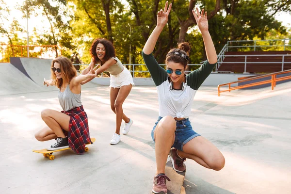 Три Положительные Девушки Скейтбордами Веселятся Вместе Парке — стоковое фото