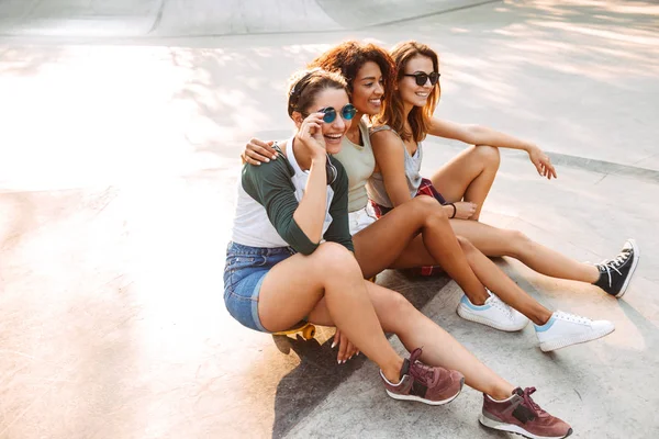 Três Garotas Bonitas Rindo Divertindo Enquanto Sentado Com Skates Parque — Fotografia de Stock