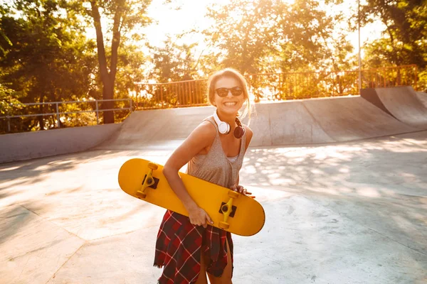 Foto Einer Fröhlichen Jungen Frau Die Mit Skateboard Freien Spaziert — Stockfoto