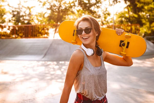 Photo Young Happy Cheerful Woman Walking Outdoors Skateboard — Stock Photo, Image