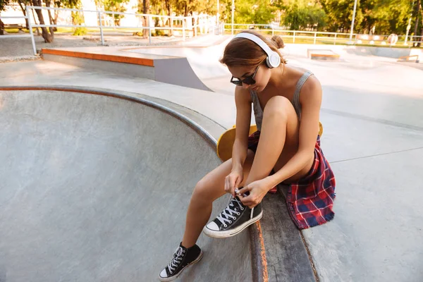 Pretty Young Girl Headphones Listening Music While Sitting Skateboard Park — Stock Photo, Image