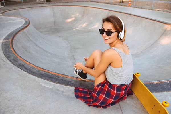 Back View Pretty Young Girl Headphones Listening Music While Sitting — Stock Photo, Image