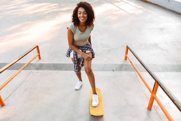 야외에서 스케이트 보드와 아프리카 여자의 — 스톡 사진