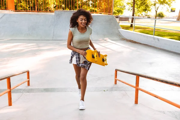 Bild Der Jungen Schönen Afrikanischen Fröhlichen Frau Die Mit Skateboard — Stockfoto