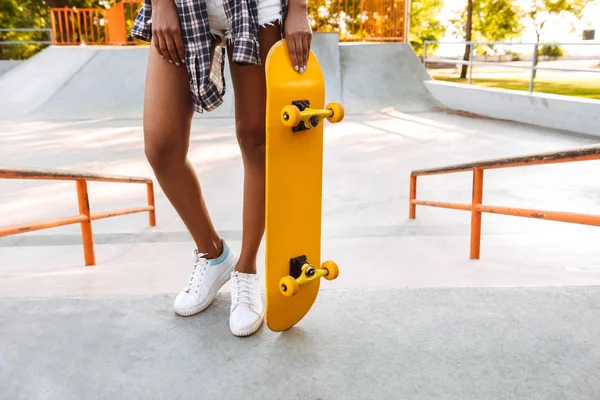 Beskuren Bild Unga Afrikanska Kvinnan Promenader Utomhus Med Skateboard — Stockfoto