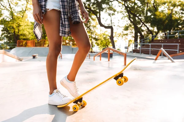 Beskuren Bild Ung Afrikansk Flicka Som Står Med Skateboard Park — Stockfoto