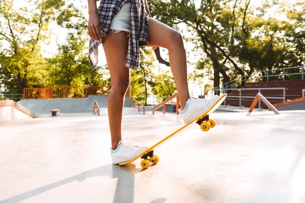 Immagine Ritagliata Una Giovane Ragazza Afro Americana Piedi Con Skateboard — Foto Stock