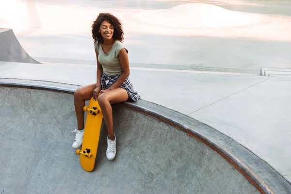 Sorridente Giovane Afro Ragazza Americana Seduta Con Skateboard Parco — Foto Stock