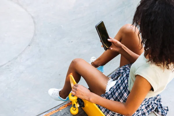 Κάτοψη Του Μια Νεαρή Κοπέλα Αφρικανική Χρησιμοποιώντας Κινητό Τηλέφωνο Ενώ — Φωτογραφία Αρχείου