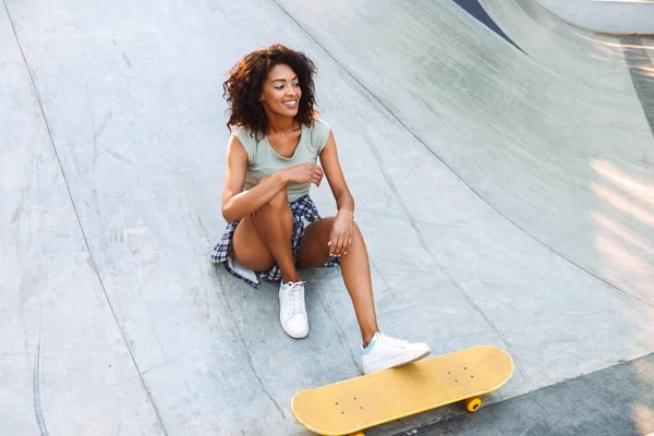 Glada Unga Afro Amerikansk Flicka Sitter Med Skateboard Park — Stockfoto