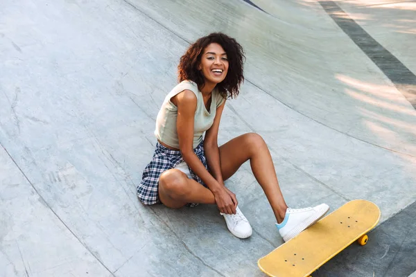 Сміючись Молодих Афро Американська Дівчина Сидить Скейтборд Парку — стокове фото