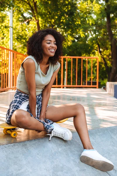 Radostné Afro Americký Dívka Sedící Skateboard Parku — Stock fotografie