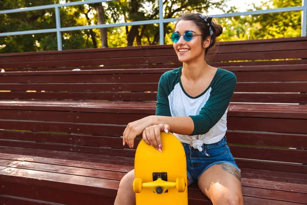 Photo Young Happy Cheerful Woman Walking Outdoors Skateboard — Stock Photo, Image