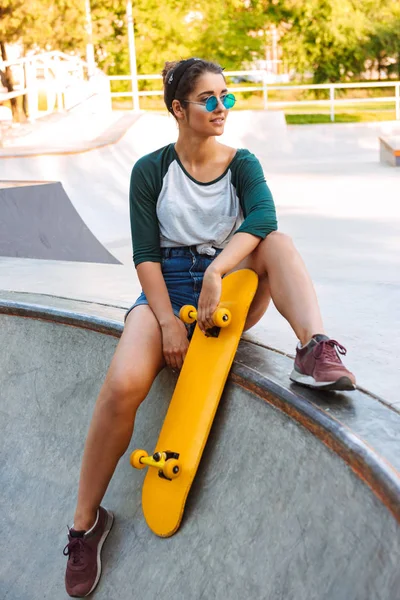 Foto Van Gelukkig Vrolijke Jongedame Buiten Wandelen Met Skateboard — Stockfoto