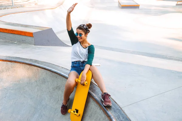 Photo Young Happy Cheerful Woman Walking Outdoors Skateboard Waving Friends — Stock Photo, Image