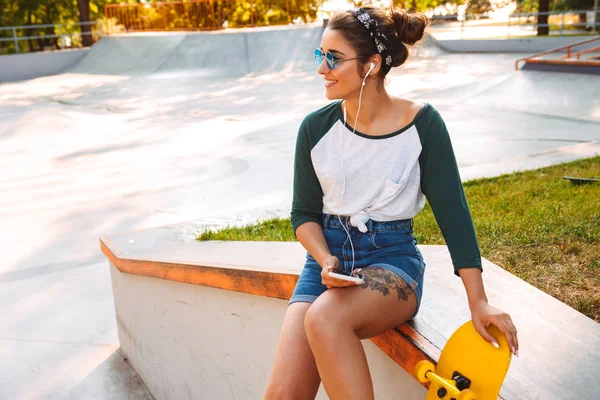 Foto Von Jungen Fröhlichen Hübschen Frau Sitzt Freien Mit Skateboard — Stockfoto