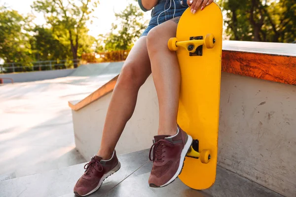 Bijgesneden Foto Van Jonge Vrouw Buitenshuis Met Skateboard — Stockfoto