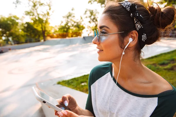 Photo Young Smiling Pretty Woman Outdoors Listening Music Earphones Using — Stock Photo, Image