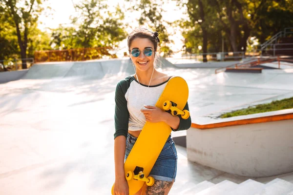 Foto Ung Glad Glad Kvinna Promenader Utomhus Med Skateboard — Stockfoto