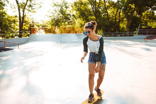 Foto Einer Fröhlichen Jungen Frau Die Mit Skateboard Freien Spaziert — Stockfoto