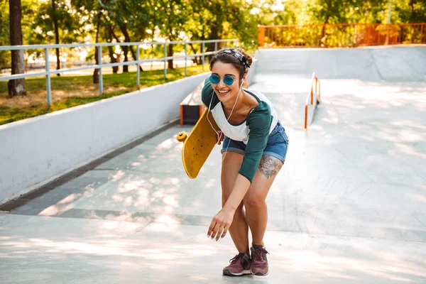 Happy Young Girl Eaephones Riding Skateboard Park — Stock Photo, Image