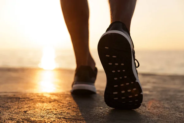 Vista Trasera Zapatillas Masculinas Caminando Playa — Foto de Stock