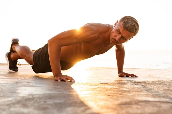 Självsäker Sportsman Gör Armhävningar Stranden Solljus — Stockfoto