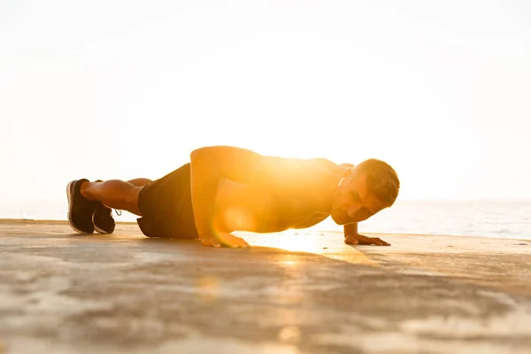 Concentrated Sportsman Earphones Doing Push Ups Beach Sunlight — Stock Photo, Image