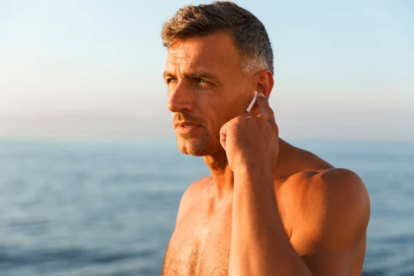 Nahaufnahme Eines Gut Aussehenden Sportlers Ohne Hemd Und Kopfhörer Strand — Stockfoto